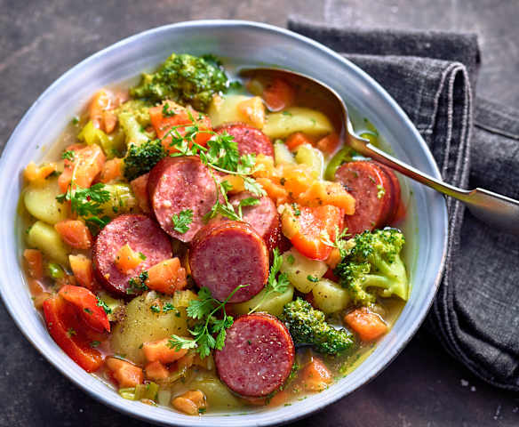 Gemüseeintopf mit Kartoffeln und Würstchen Gemüseeintopf mit Kartoffeln und Würstchen