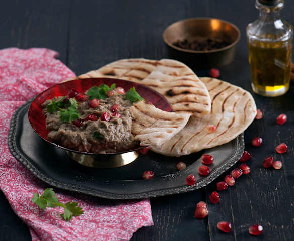 Pasta Mutabal z podpłomykami