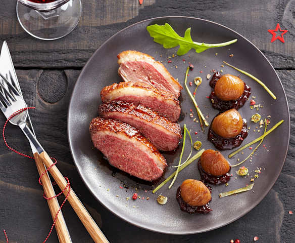 Magret de canard aux châtaignes, sauce aux airelles