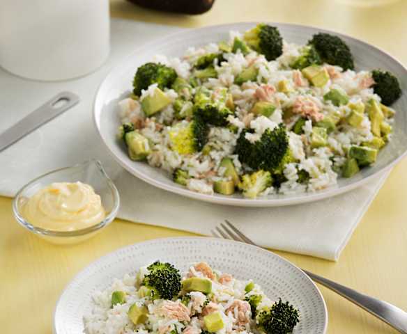 Arroz con brócoli, atún y aguacate
