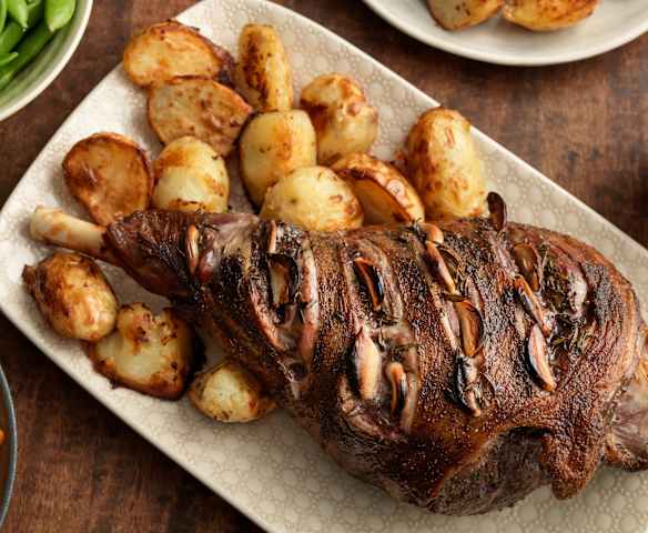Pierna de cordero asada con patatas, calabaza y salsa de menta (MEATER)