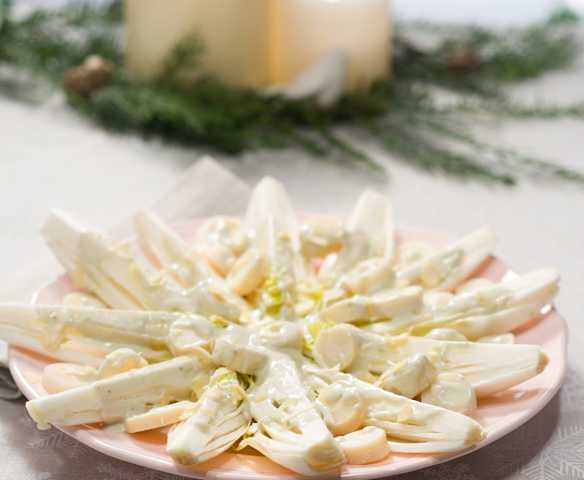 Ensalada de endibias, palmitos y salsa roquefort