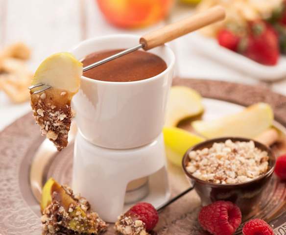 Fondue czekoladowe z owocami i orzechową posypką