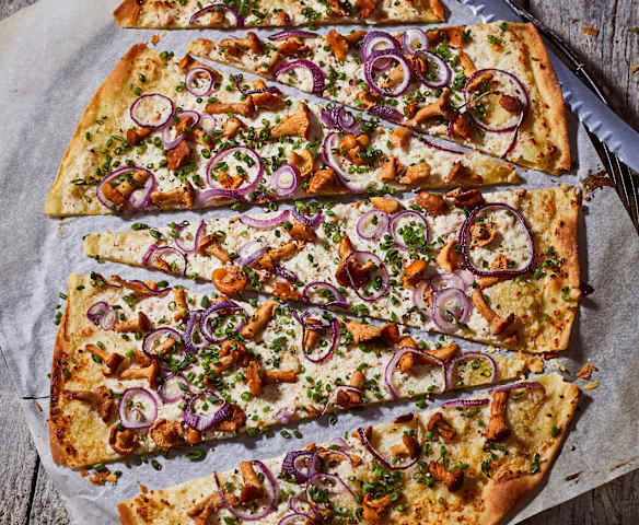 Flammkuchen mit Pfifferlingen und Speckcreme