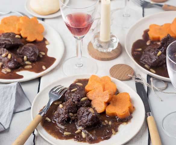 Carrilleras en salsa de oporto con chalotas y batatas