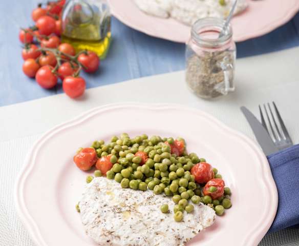 Pechugas a la provenzal con guisantes y tomatitos para dos Pechugas a la provenzal con guisantes y tomatitos para dos