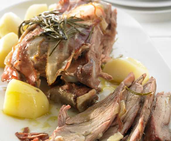 Peru com bacon e batatas