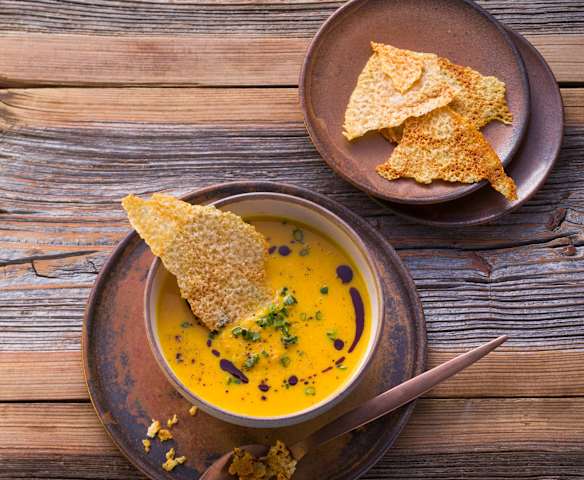 Möhren-Kürbissuppe mit Parmesanchips