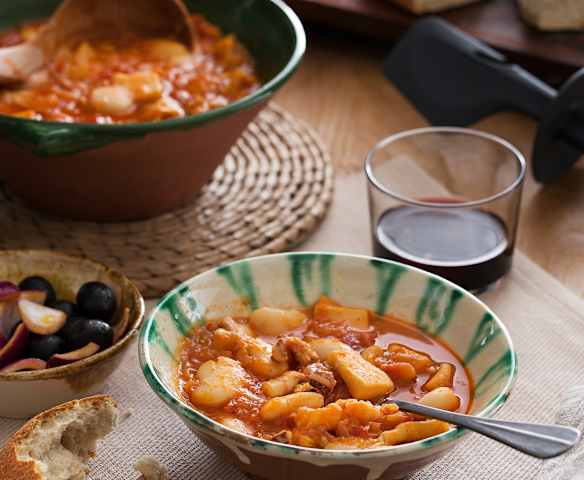 Judías de El Barco de Ávila guisadas con calamares en cocción lenta