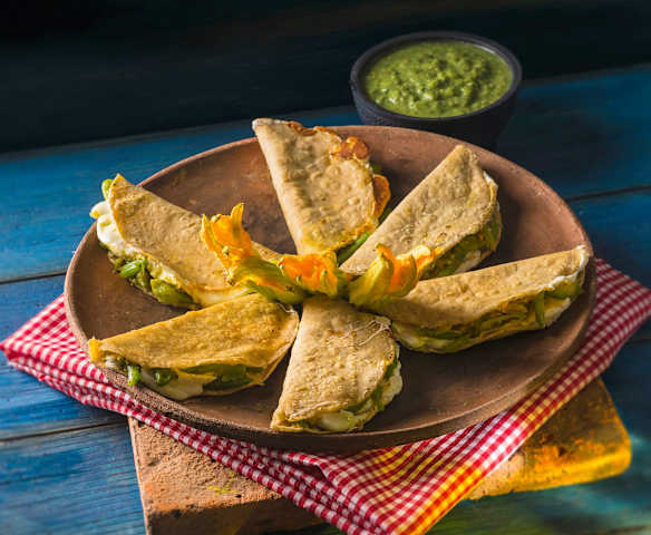Quesadillas de flor de calabaza y queso