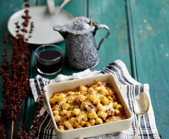 Gnocchi de batata com bacon, tomate e mozarela