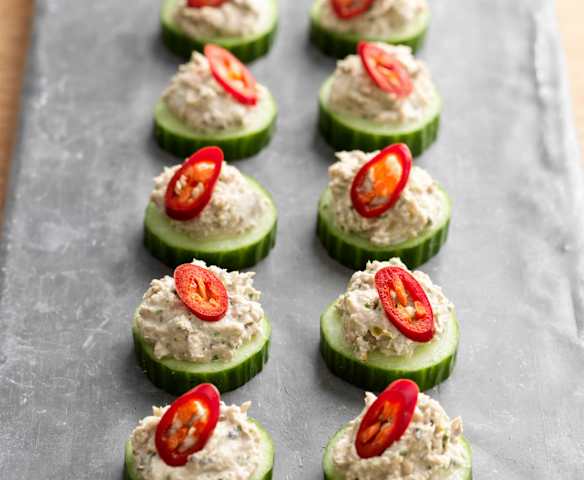Canapè di cetrioli con mousse di tonno Canapè di cetrioli con mousse di tonno