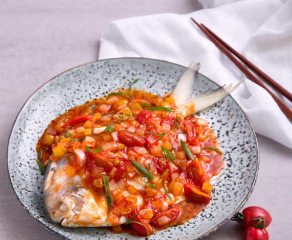 洋葱番茄蒸鲳鱼