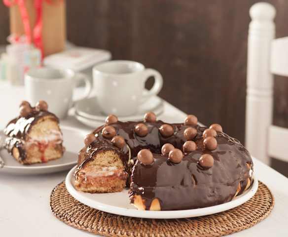 Roscón con mermelada de fresa y baño de chocolate