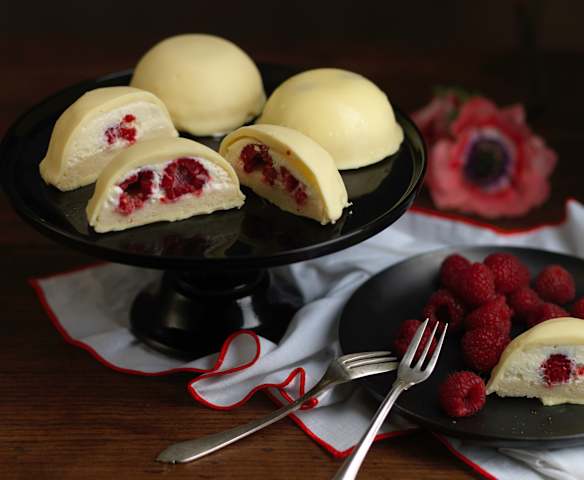 Bomba de chocolate branco e framboesas