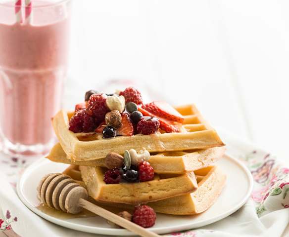 Waffles com mel e frutos secos