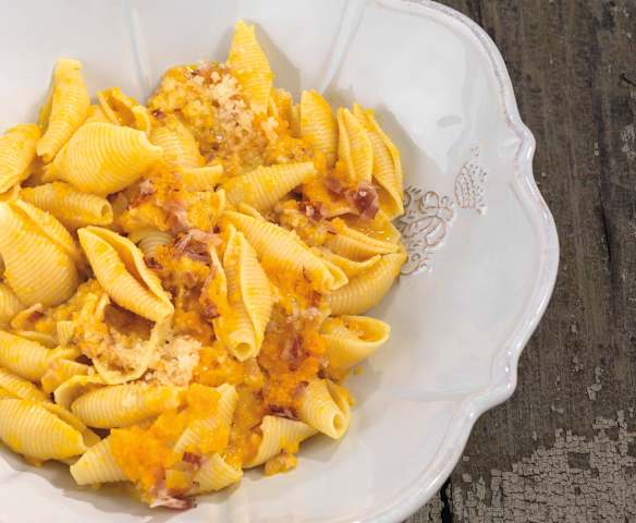 Muschelpasta mit Kürbis und Speck
