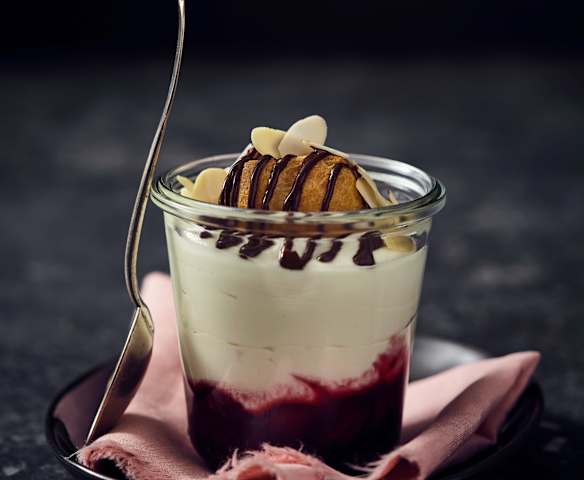 Kirsch-Windbeutel-Dessert