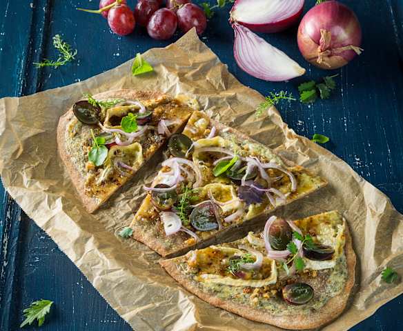 Flammkuchen mit roten Zwiebeln und Trauben