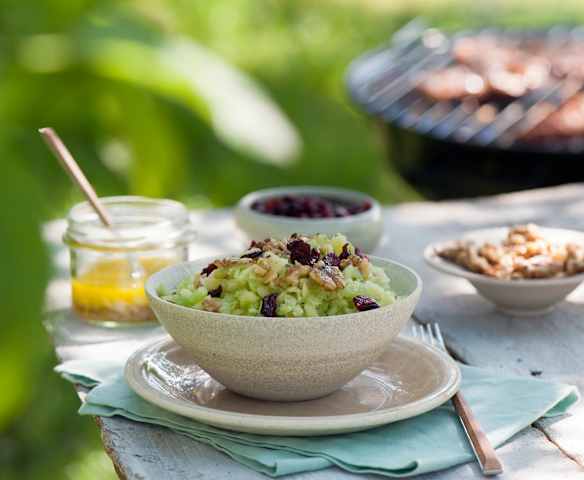 Surówka z selera naciowego z jabłkowym sosem