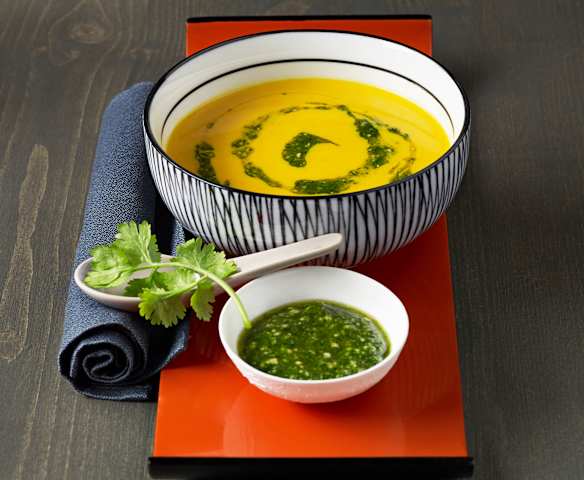 Kürbissuppe mit Korianderpesto