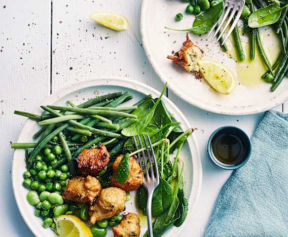 Salade de légumes verts vapeur et acras de poulet