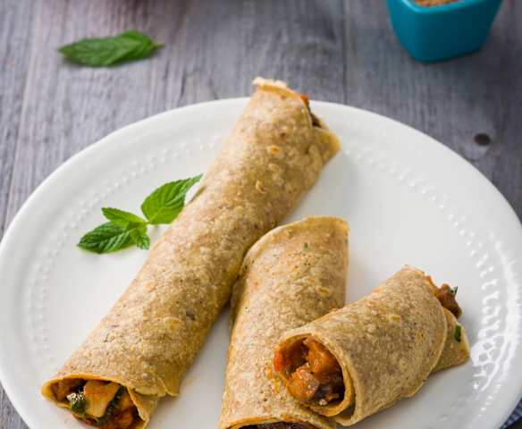 Crêpes de harina de garbanzos rellenas de ensalada de berenjenas