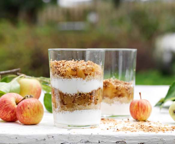Parfait de yogur, quinoa y manzana con crumble