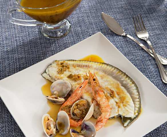 Rodaballo con almejas y gambas al vapor