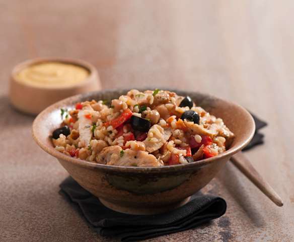 Sałatka z kaszą bulgur, kurczakiem i sosem mango-tahini