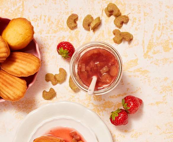 Rhabarberkompott mit Erdbeersud