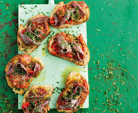 Bruschetta com pimentos, chouriço e anchovas