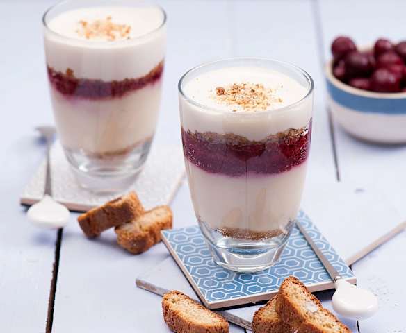 Trifle wiśniowe z ciastkami cantuccini