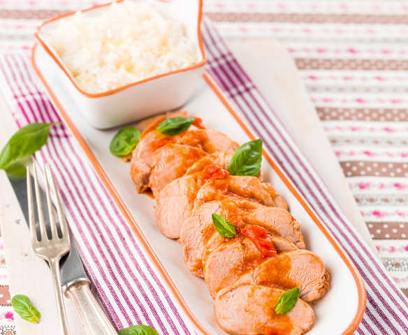 Lombinhos de porco com tomate e manjericão e arroz de limão