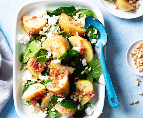 Ensalada tibia de patatas y espinacas con tomates secos Ensalada tibia de patatas y espinacas con tomates secos