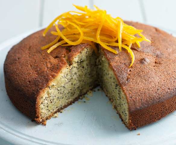Bizcocho de leche condensada y naranja con semillas de amapola