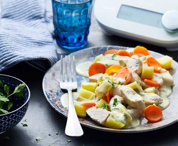 Sauté de dinde, pommes de terre et carottes, sauce poulette