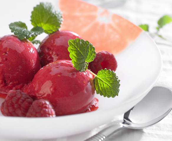 Karnemelkijs met frambozen en sinaasappelsap