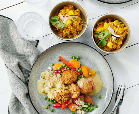 Hackbällchen in Gemüse-Kokos-Sauce mit Kokos-Rohkost-Salat