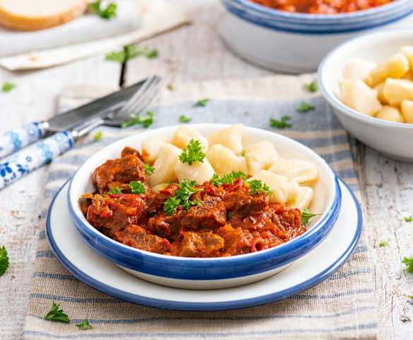 Stufato di spalla di manzo con gnocchi Stufato di spalla di manzo con gnocchi