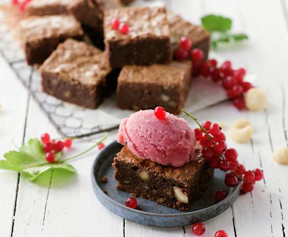 Brownies mit Ribiselsorbet
