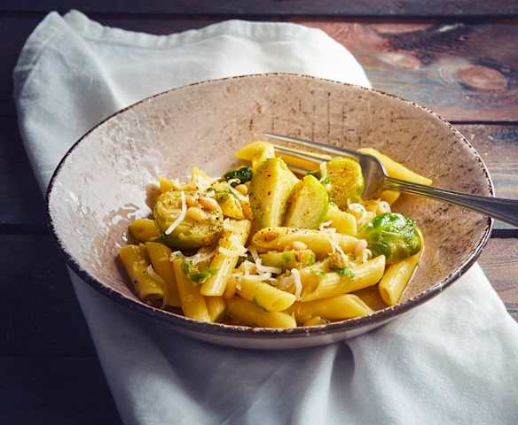 Pasta cavoletti di Bruxelles e pinoli