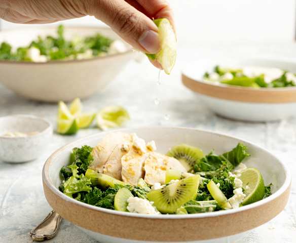 Pollo al vapor, kiwi, queso feta y kale en ensalada