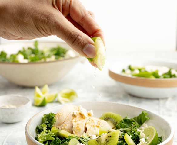 Insalata con pollo al vapore, kiwi, Feta e cavolo riccio Insalata con pollo al vapore, kiwi, Feta e cavolo riccio