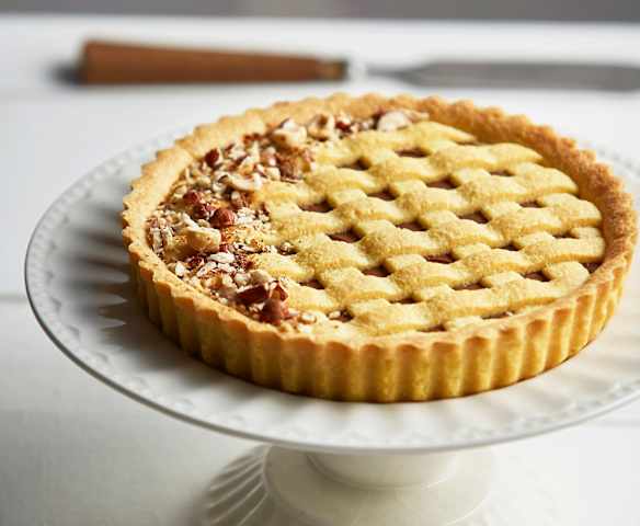 Crostata con crema alle nocciole e cioccolato