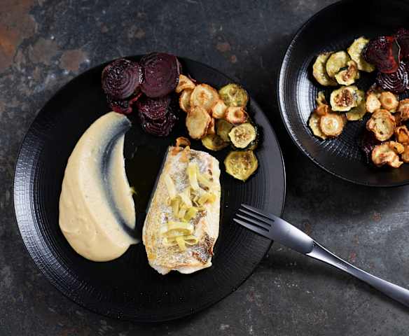 Trucha con crema bretona y chips de verduras al vacío