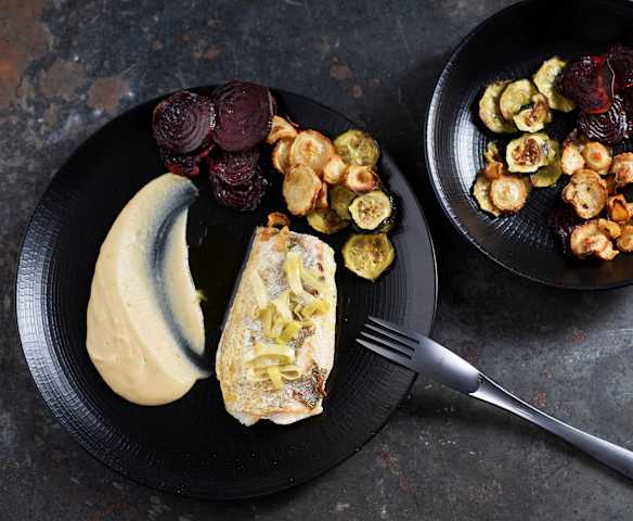 Filetti di trota sottovuoto con crema di fagioli e chips di verdure Filetti di trota sottovuoto con crema di fagioli e chips di verdure
