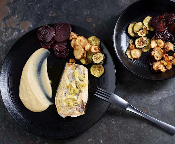 Filety z pstrąga (sous-vide, z osłoną noża miksującego), pieczone warzywa i purée fasolowe