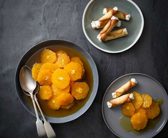 Oranges in caramel syrup with ginger wafers