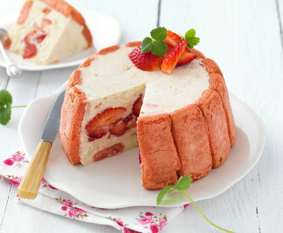 Charlotte à la rhubarbe et aux fraises